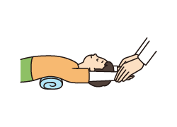 背中の下に、くるくる巻いたタオルを背骨と垂直になるように置き、上半身を伸ばす動作の説明補足画像。