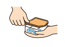 プラスチック容器の底側を片手で持って、反対の手でふたを開ける動作の説明補足画像。